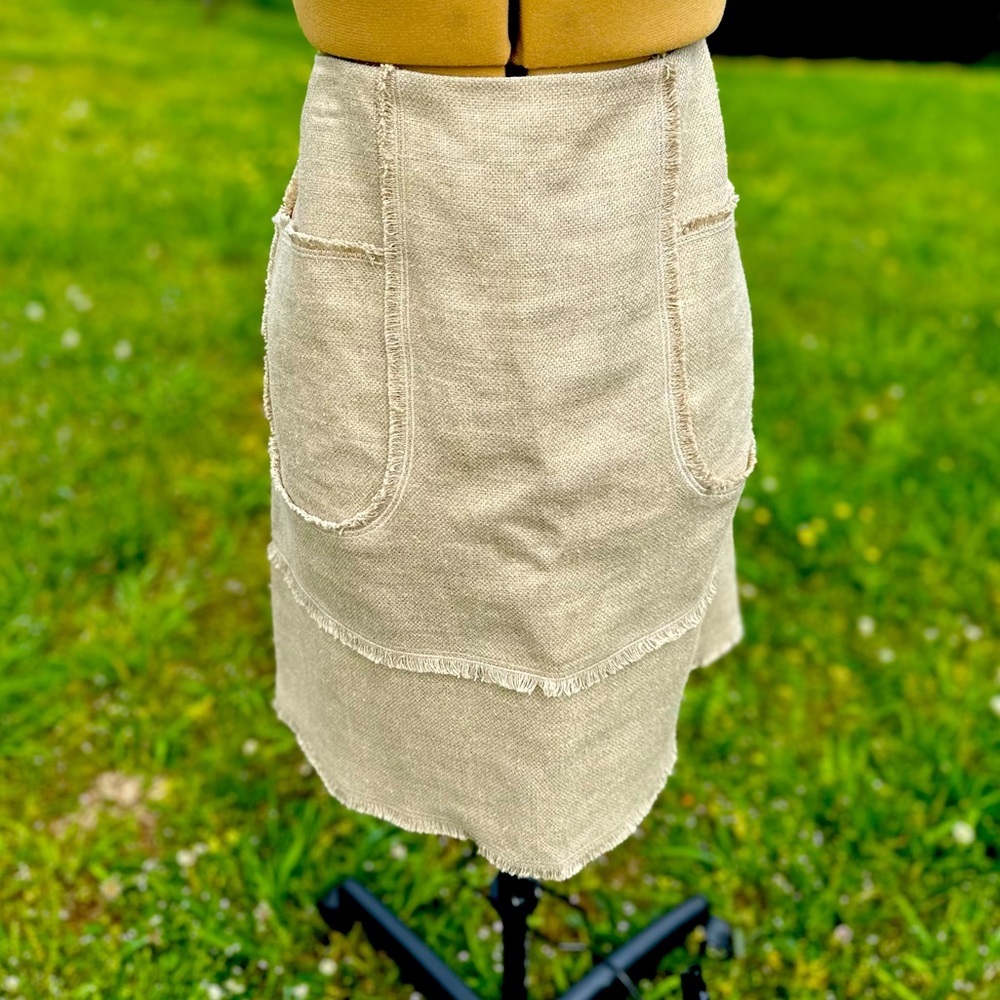 Oscar de le Renta skirt. Saks Fifth Avenue. Soft burlap. Frayed hem. Size 10